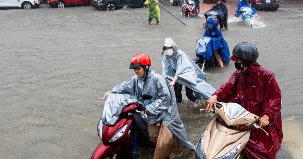 Hà Nội khuyến khích người dân làm việc online để ứng phó bão