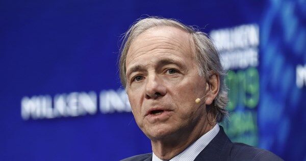 Tỷ phú Ray Dalio so sánh ngày nay với thập niên 1970, khuyên NĐT gom tài sản này để ngừa rủi ro