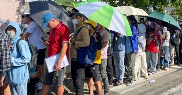 Hàng trăm người xếp hàng từ đêm để nộp hồ sơ mua nhà ở xã hội
