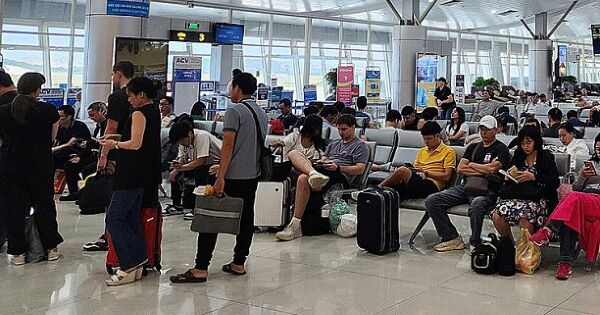 Hàng loạt chuyến bay chậm giờ do mưa lớn ở Tân Sơn Nhất