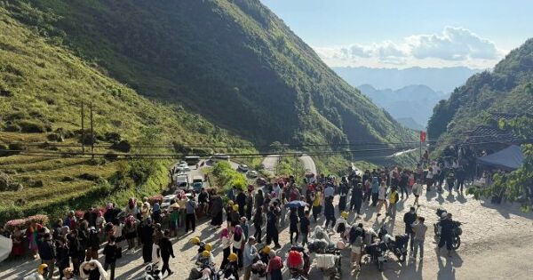 Tắc đường, 'cháy' phòng ở Hà Giang vì khách đổ về cuối tuần