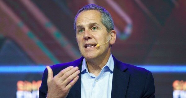 Thêm một quan chức quyền lực lên tiếng, Fed càng khó giảm lãi suất vào tháng 12