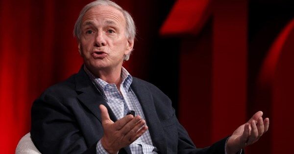 Tỷ phú Ray Dalio: AI là bong bóng nhưng nhà đầu tư đừng vội bán cổ phiếu