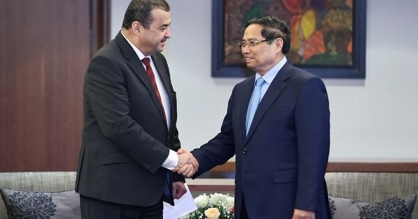 Thủ tướng đề nghị Algeria hợp tác phát triển năng lượng tái tạo và lưới điện thông minh