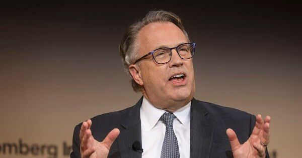 Chủ tịch Fed New York nói gì mà Dow Jones đảo chiều tăng 500 điểm?