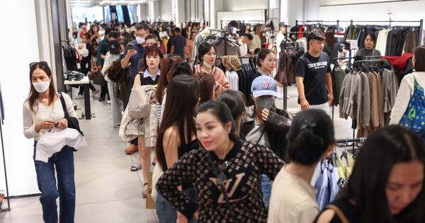 Đông nghịt người đến trung tâm thương mại săn hàng giảm giá Black Friday