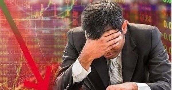 Khối ngoại bán ròng hơn 1.300 tỷ đồng phiên cuối tuần, ngân hàng tiếp tục là tâm điểm