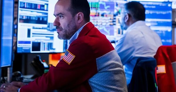 Chứng khoán Mỹ chìm trong sắc đỏ khi cổ phiếu AI mất đà, Dow Jones mất 400 điểm