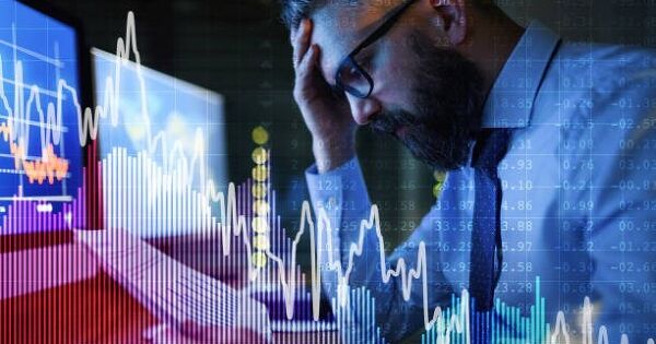 Khối ngoại bán ròng gần 600 tỷ đồng phiên VN-Index thủng mốc 1.650 điểm