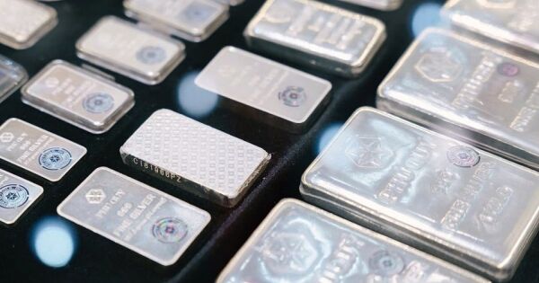 Giá bạc miếng lập mốc 2,4 triệu đồng một lượng