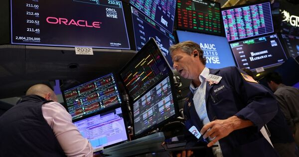 S&P 500, Dow Jones lập kỷ lục mới khi nhà đầu tư rời bỏ cổ phiếu AI