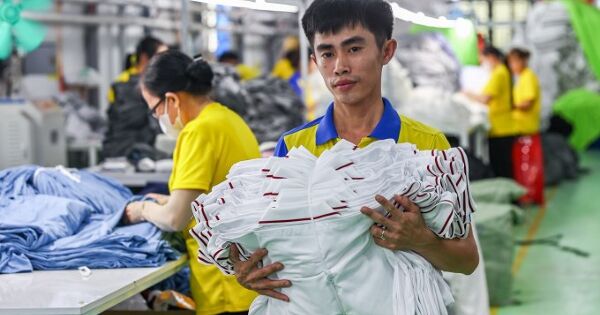 Cách một cây cầu, chênh nhau 28% lương tối thiểu