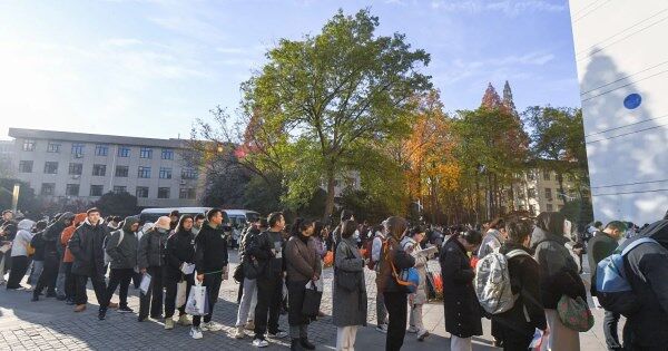 Người trẻ đổ xô vào làm nhà nước - xu hướng nói lên nhiều điều về nền kinh tế Trung Quốc