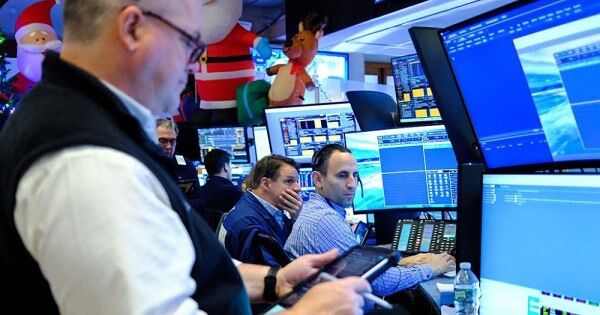 Nhận định thị trường chứng khoán 24/12: Áp lực rung lắc gia tăng gần vùng đỉnh