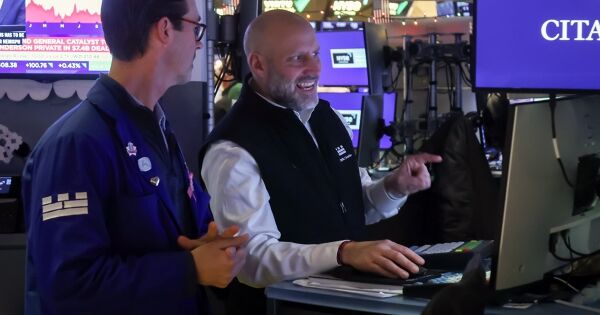 S&P 500 lập kỷ lục mới trước thềm Giáng sinh