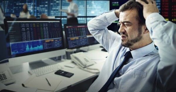 Khối ngoại bán ròng hơn nghìn tỷ đồng cổ phiếu 'họ Vin' phiên cuối tuần