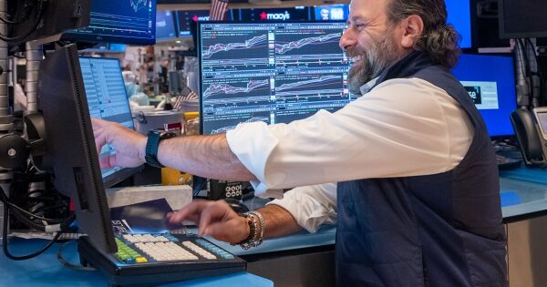 Chứng khoán Mỹ đi ngang sau kỳ nghỉ lễ