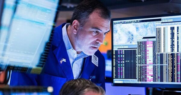 S&P 500, Dow Jones nhích tăng bất chấp cảnh báo về lãi suất của Chủ tịch Powell