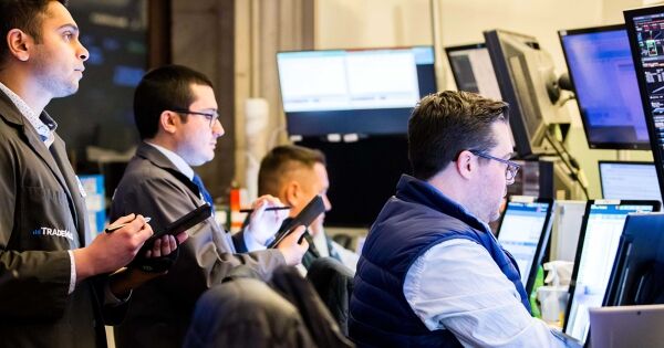 Chứng khoán Mỹ xanh ngát khi ông Trump chưa vội áp thuế đối ứng, S&P 500 tăng hơn 1%