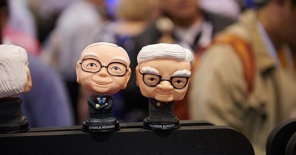 Warren Buffett mua cổ phiếu mà Phố Wall khuyến nghị bán, có phải vị tỷ phú nhìn thấy thứ gì khác?