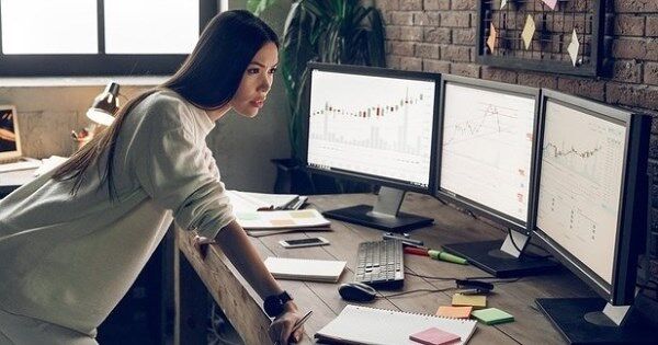 Khối ngoại tiếp đà bán ròng phiên cuối tuần, tâm điểm một cổ phiếu công nghệ