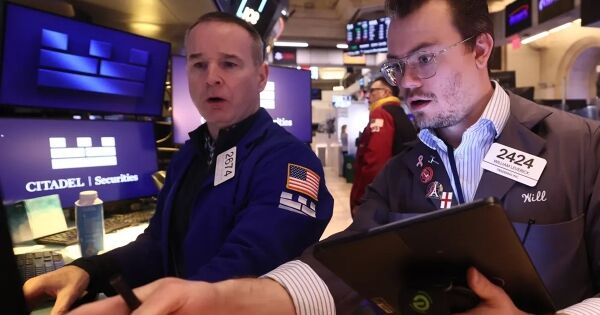 Dow Jones đỏ lửa sau báo cáo tài chính của Walmart