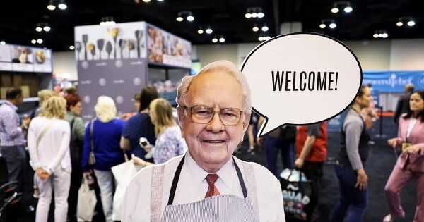 Huyền thoại Warren Buffett tiết lộ lý do bán cổ phiếu và gom tiền mặt trong thư gửi cổ đông?