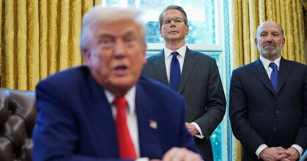 Ly kỳ câu chuyện đằng sau quyết định hoãn thuế đối ứng của ông Trump