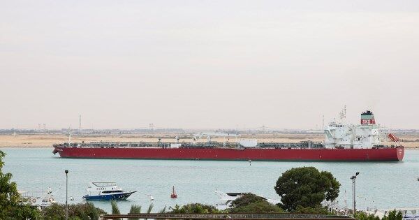 Ông Trump muốn tàu Mỹ đi qua Panama và Suez miễn phí