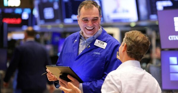 Dow Jones tăng 300 điểm sau tin Mỹ sắp đạt thỏa thuận thương mại