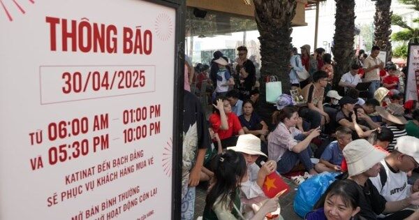 Hàng quán TP HCM đông nghịt sau buổi diễu binh sáng 30/4
