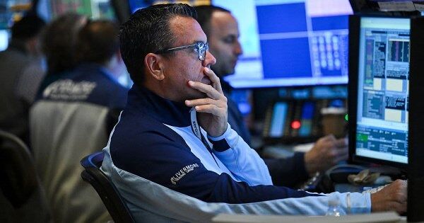 Dow Jones futures bay hơn 300 điểm sau số liệu GDP quý I tiêu cực