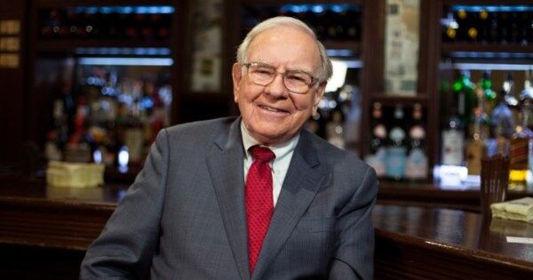 Nhớ lời dặn của huyền thoại Warren Buffett khi cổ phiếu bị bán tháo tràn lan