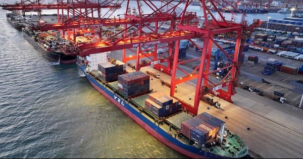 Tranh thủ 90 ngày ‘đình chiến’, doanh nghiệp Mỹ vội vã chất hàng Trung Quốc lên tàu, đưa ngay về nước