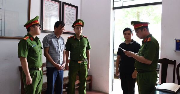 Bắt chủ tịch xã ở Phú Thọ vì làm ngơ cho khai thác đất rừng trái phép