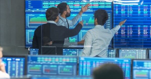 Khối ngoại đảo chiều bán ròng gần 1.000 tỷ đồng phiên cuối tuần