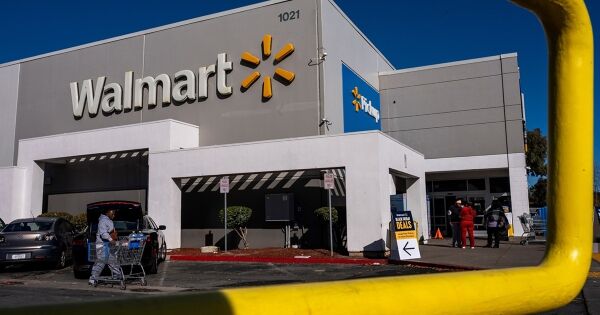 Tổng thống Mỹ yêu cầu Walmart 'gánh chịu thuế quan' thay vì tăng giá