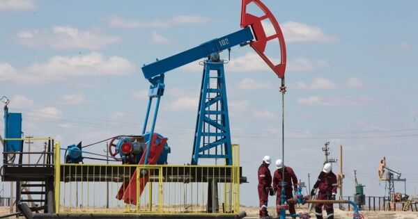 Sản lượng dầu thô của OPEC sụt giảm trong trong tháng 4