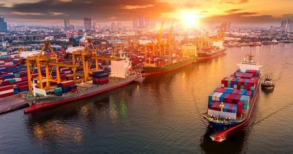 Việt Nam nhập siêu 2,33 tỷ USD trong nửa đầu tháng 5