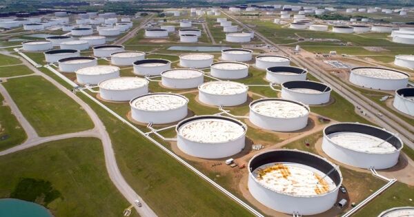 Nhu cầu lưu trữ dầu thô tại Mỹ tăng vọt vì lo ngại cuộc chiến giá từ OPEC+