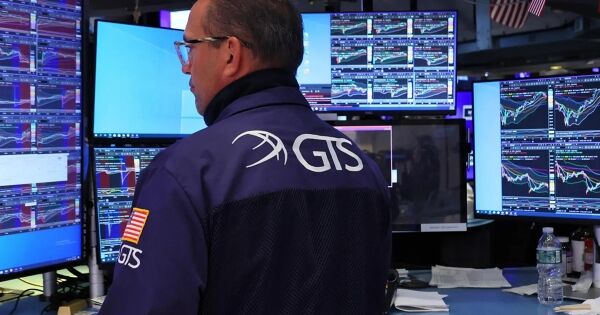 Dow Jones tăng hơn 700 điểm sau tin Mỹ hoãn áp thuế lên EU
