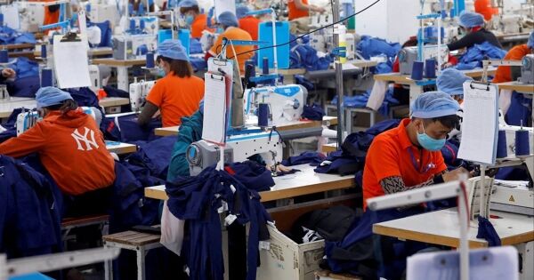 Mặc lời trấn an của ông Trump, hàng may mặc Việt Nam vẫn tìm đường rút khỏi Mỹ?