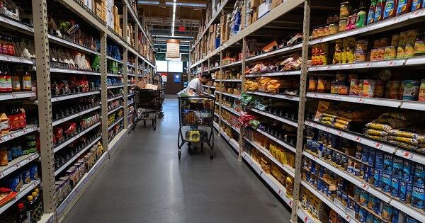 Thước đo lạm phát ưa thích của Fed tăng 2,1%, thấp hơn dự báo