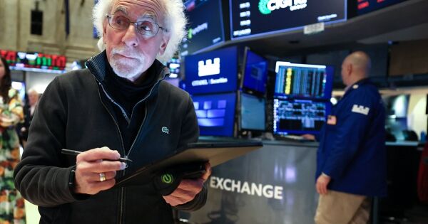 Dow Jones mất gần 400 điểm khi triển vọng về thỏa thuận thương mại trở nên mờ mịt