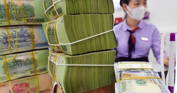 Lãi suất liên ngân hàng giảm về mức đáy 13 tháng, chênh lệch lãi suất VND – USD đảo chiều âm mạnh