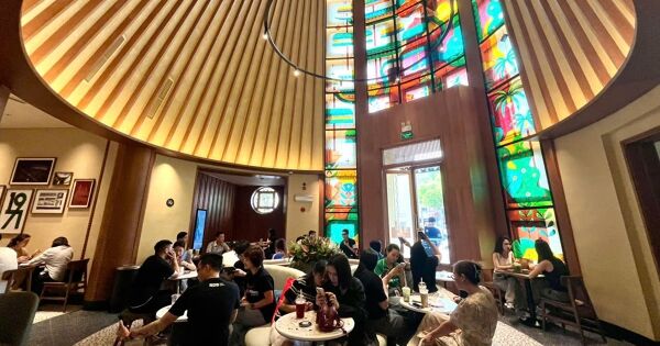 Starbucks Bưu điện Hà Nội có vị trí 'đắt xắt ra miếng': Khách xếp hàng từ sớm, chờ nửa tiếng chưa có chỗ