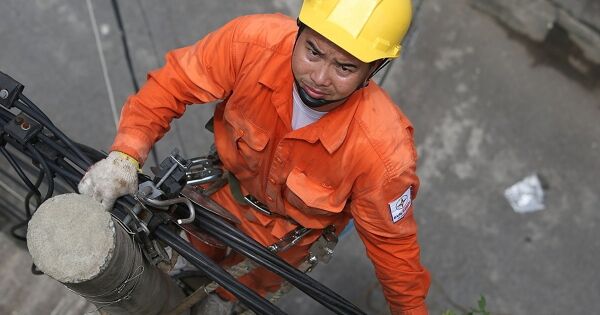 Giá điện tăng 4,8% lên hơn 2.200 đồng một kWh từ ngày mai