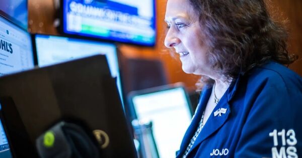 Dow Jones vọt tăng hơn 250 điểm sau khi ông Trump công bố thỏa thuận thương mại với Anh