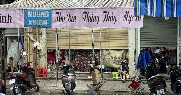 Phía sau cửa hàng nửa kín nửa hở, những bộ quần áo giá vài nghìn đồng ở Ninh Hiệp
