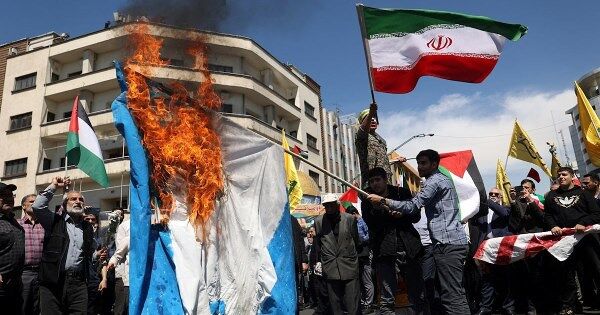 Israel không kích Iran, giá dầu thô vọt tăng mạnh